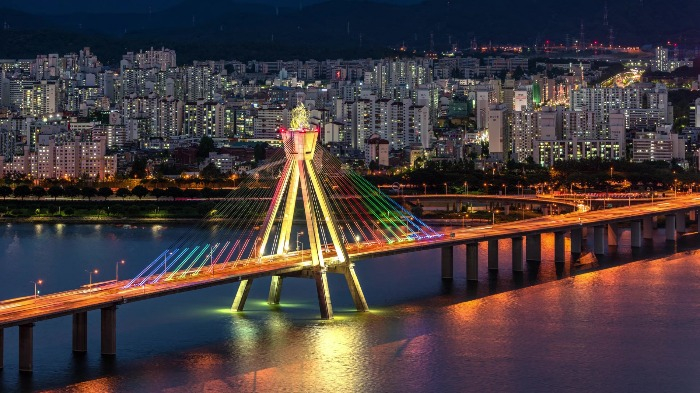Olympic　Bridge　over　the　Han　River　in　Seoul　(Courtesy　of　Seoul　Tourism　Organization)