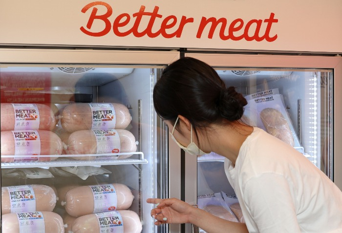 Better　Meat　products　include　plant-based　sliced　hams　and　meatballs