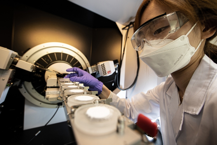 An　Ildong　researcher　works　on　new　drug　development　(Courtesy　of　Ildong)