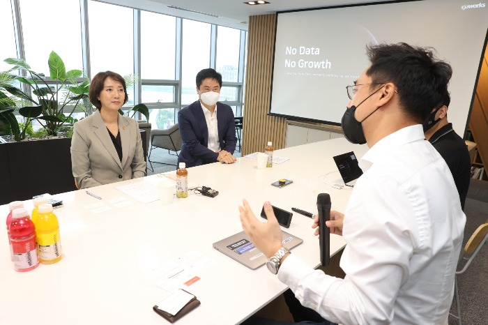 Minister　Lee　Young　of　the　Ministry　of　SMEs　and　Startups　visited　IGA　Works　on　July　21　(The　Ministry　of　SMEs　and　Startups)