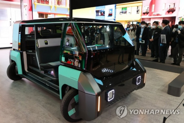 M.Vision　2GO,　Hyundai　Mobis'　future　mobility　concept　for　urban　delivery,　at　CES　2022　(Courtesy　of　Yonhap　News)