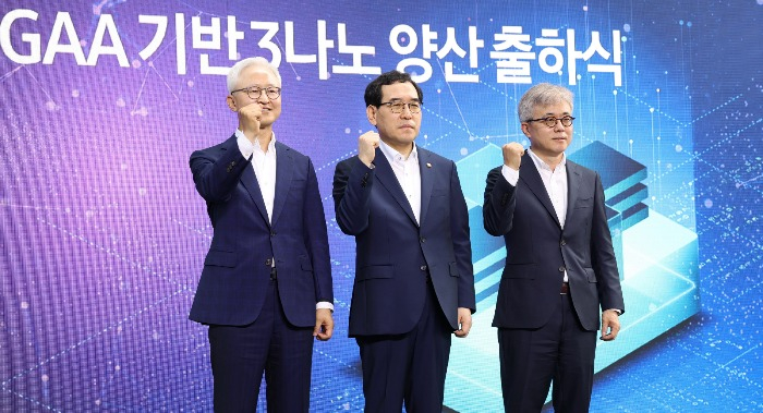 From left, CEO of Samsung Electronics' device solutions division Kyung Kye-hyun, Minister of Trade, Industry and Energy Lee Chang-yang, and the president and GM of Samsung Electronics' foundry business Choi Si-young pose for a photo at Monday's ceremony