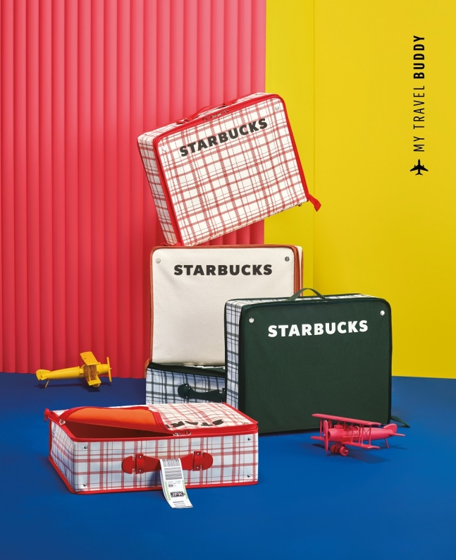 The　summer-themed　suitcases　were　available　by　reservation　to　steady　customers　who　had　racked　up　enough　points　(Courtesy　of　Starbucks　Korea)
