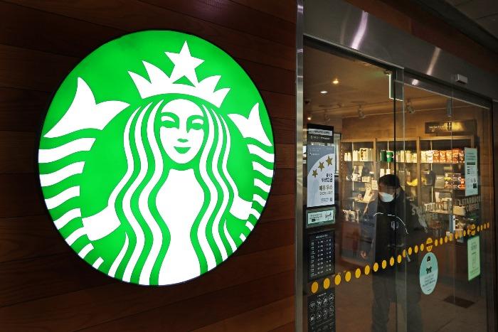 Starbucks　Korea　increased　the　prices　of　its　beverages　in　January,　its　first　such　hike　since　July　2014