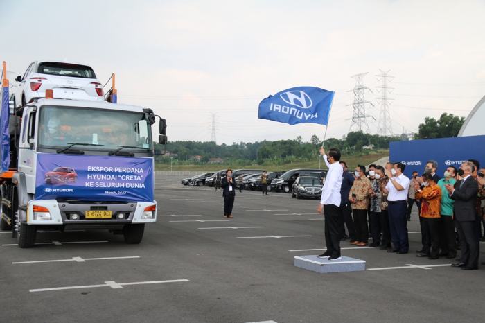 Indonesian　President　Joko　Widodo　waves　a　Hyundai　flag　at　the　automaker's　Indonesian　plan
