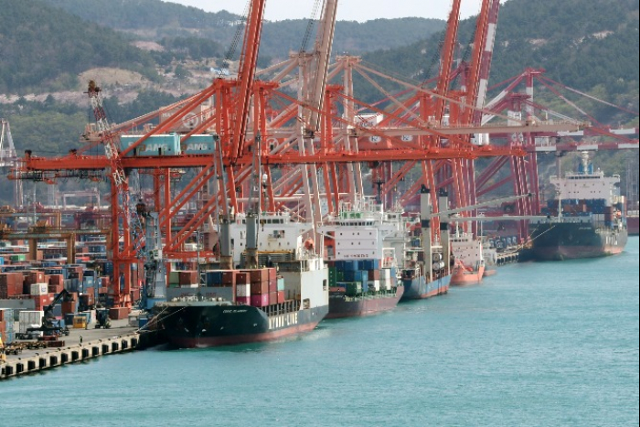 Korean　export　products　at　the　port　of　Busan　(Courtesy　of　Yonhap　News) 