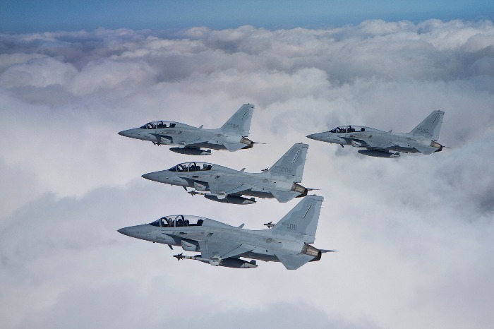 KAI's　light　fighter　jets　FA-50　on　February　17,　2016　(Courtesy　of　the　South　Korean　Air　Force)