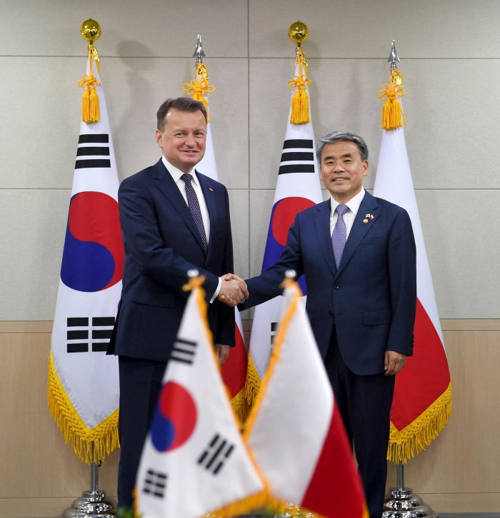 South　Korean　Defense　Minister　Lee　Jong-sup　(R)　shakes　hands　with　visiting　Polish　Defense　Minister　Mariusz　Blaszczak　(L)　in　Seoul　on　May　30　(Courtesy　of　South　Korea　Defense　Daily)