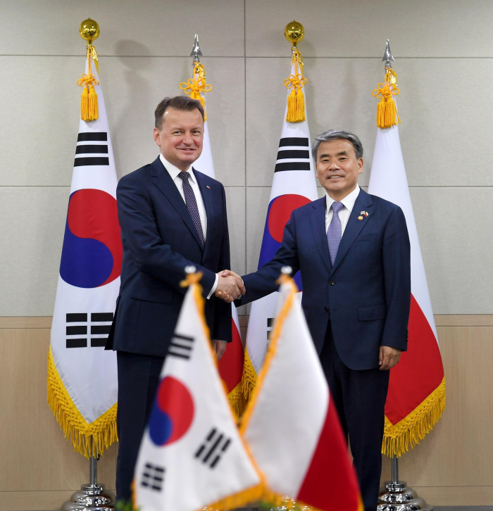South Korean Defense Minister Lee Jong-sup (R) shakes hands with visiting Polish Defense Minister Mariusz Blaszczak (L) in Seoul on May 30 (Courtesy of South Korea Defense Daily)