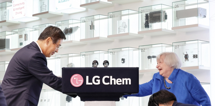 US　Treasury　Secretary　Janet　Yellen　(right)　shakes　hands　with　LG　Chem　CEO　Shin　Hak-cheol　during　her　visit　to　the　LG　Science　Park　in　Korea