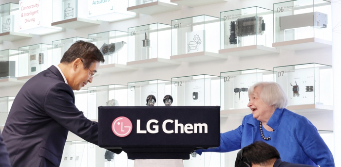 US Treasury Secretary Janet Yellen (right) shakes hands with LG Chem CEO Shin Hak-cheol during her visit to the LG Science Park in Korea