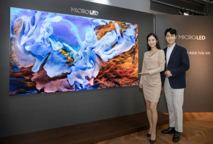 Samsung　unveiled　a　new　110-inch　light-emitting　diode　(LED)　TV　in　December　2020
