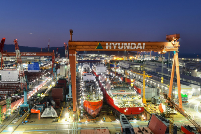 Hyundai　Heavy's　shipbuilding　dockyard