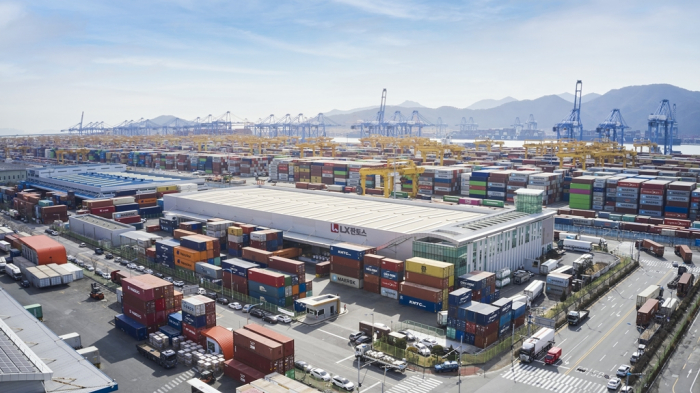 LX　Pantos　operates　a　logistics　center　in　Busan,　Korea's　southeastern　port　city