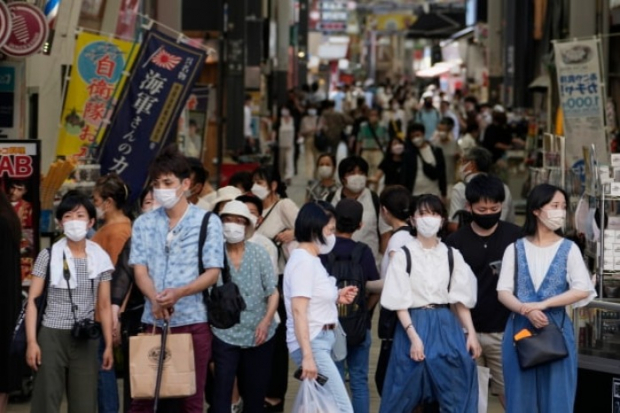 Street　scene　in　Japan　(Courtesy　of　Associated　Press)