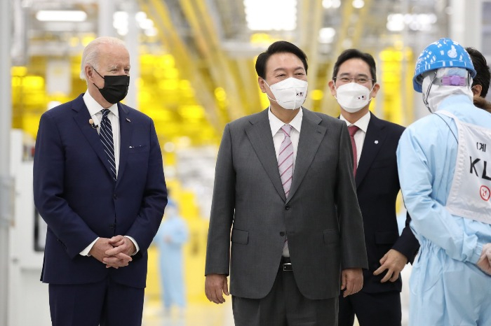 President　Yoon　Suk-yeol　and　his　US　counterpart　Joe　Biden　tour　Samsung　Electronics'　Pyeontaek　plant　in　May,　2022　as　guided　by　the　group's　Vice　Chairman　Jay　Y.　Lee