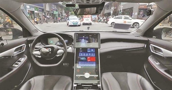 The　car　with　autonomous　driving　system　drives　itself　on　a　street　in　Shenzhen,　Guangdong　province,　China　(Courtesy　of　Shenzhen　government)