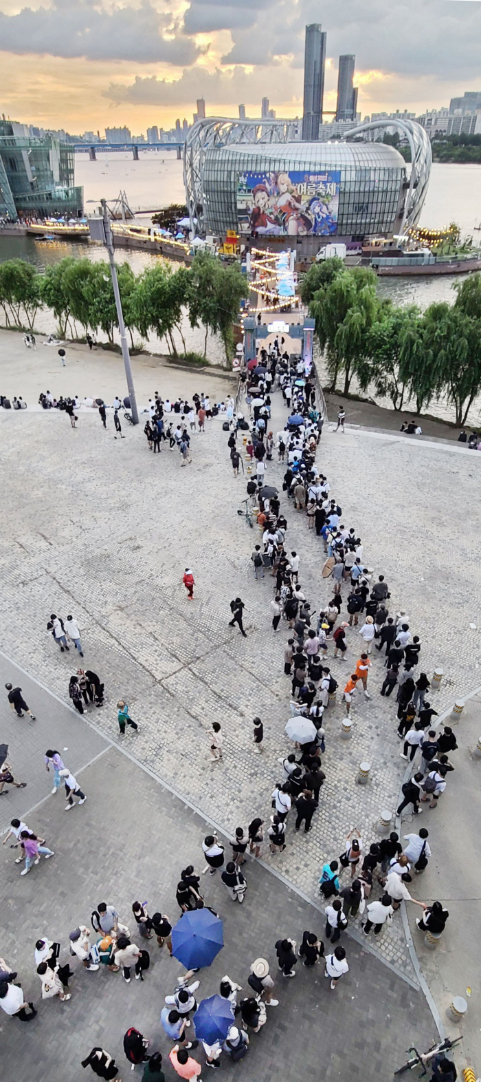 Despite　the　summer　heat,　Seoulites　gathered　on　Sebitseom　in　Seoul　for　the　festival　(Courtesy　of　miHoYo)