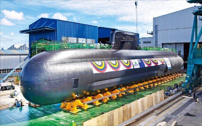 A　South　Korea-made　submarine　weighing　3,000　tons