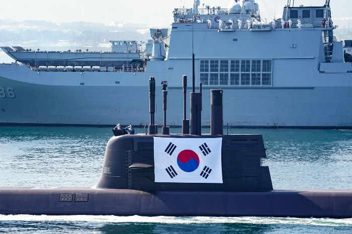 A　South　Korea-made　submarine　carrying　its　national　flag