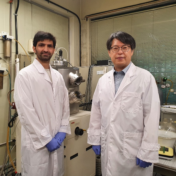 Dr. Ghulam Dastgeer (left) and Dr. Eom Jonghwa of Sejong University
