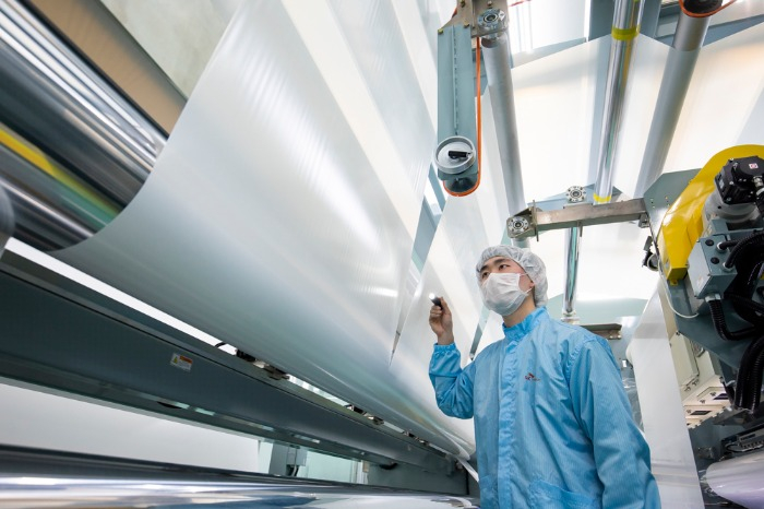 An　SK　IE　Technology　employee　monitors　a　battery　separator　at　its　plant　in　North　Chungcheong　Province　(Courtesy　of　SKIET)