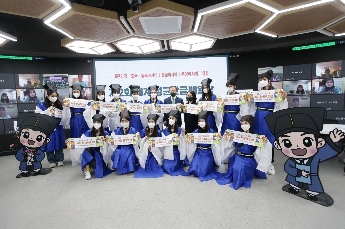 Foreign　students　participate　in　a　Korean　writing　contest