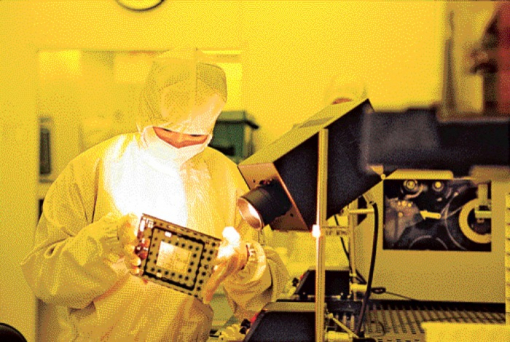 A　researcher　at　Samsung　Electronics'　Hwaseong　plant,　Gyeonggi　Province