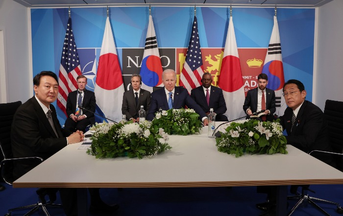 South　Korean　President　Yoon　Suk-yeol　(left)　held　a　trilateral　summit　with　the　US　and　Japan　during　the　NATO　summit　in　Madrid,　Spain　in　June