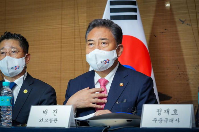 South　Korean　Foreign　Minister　Park　Jin　(right)　during　a　virtual　meeting　with　Koreans　in　China