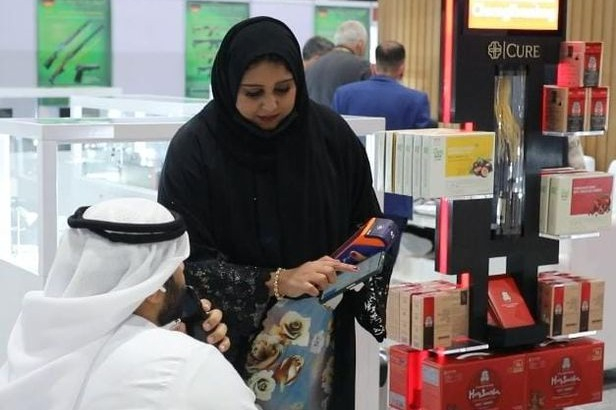 A　UAE　pharmacist　discusses　Korean　CheongKwanJang　red　ginseng　with　a　customer　(Courtesy　of　KGC)