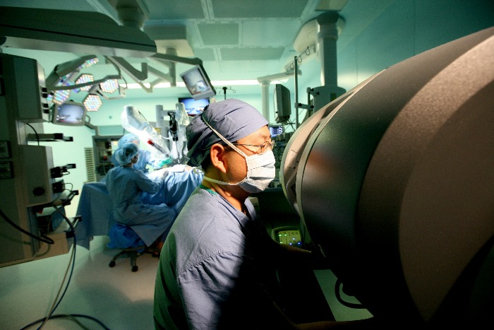 Doctors　at　Samsung　Medical　Center　monitor　robot-assisted　surgeries　(Courtesy　of　Samsung　Medical　Center)