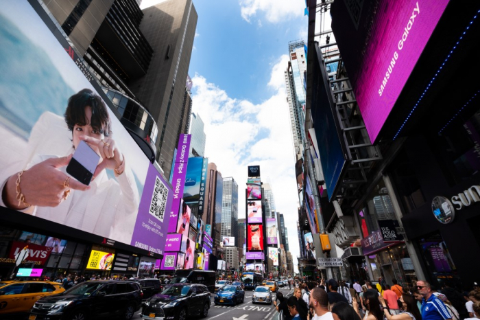 Samsung　collaborates　with　Korean　boyband　BTS　to　showcase　its　new　foldable　smartphone　at　the　Galaxy　Unpacked　2022　event