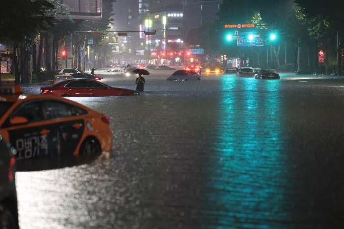 Heavy　rains　in　the　Seoul　area　damaged　thousands　of　cars　between　Aug.　8　and　10