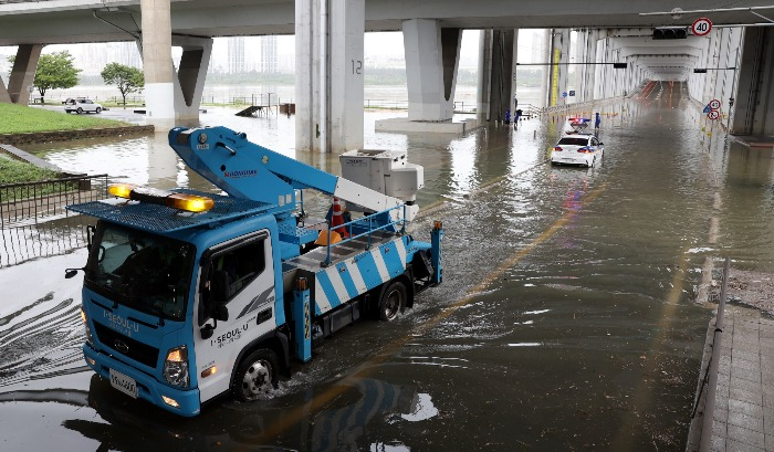 The　heavy　rains　claimed　11　lives　and　left　eight　people　missing