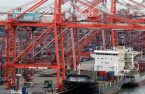 Korea trade deficit jumps as chip exports fall on Aug. 1-10