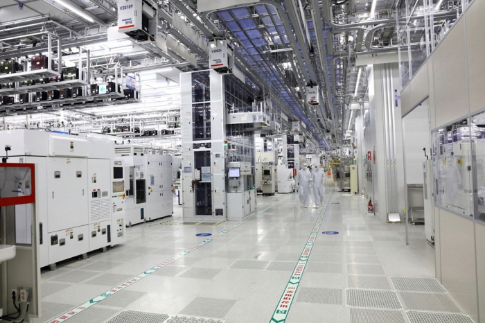 Samsung　Electronics'　semiconductor　factory　in　South　Korea　(Courtesy　of　Samsung)