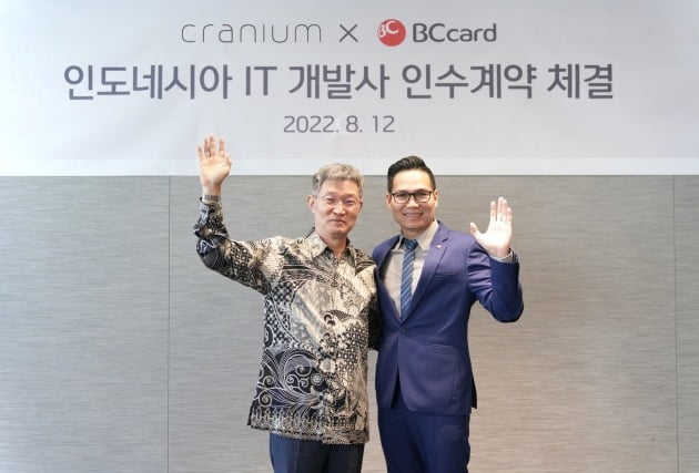 BC　Card　CEO　Choi　Won-Seok　(left)　and　Cranium　CEO　William　King　pose　after　signing　a　deal　for　BC　Card　to　acquire　Cranium　on　Aug.　12,　2022,　at　BC　Card　headquarters　in　Seoul　(Courtesy　of　BC　Card)