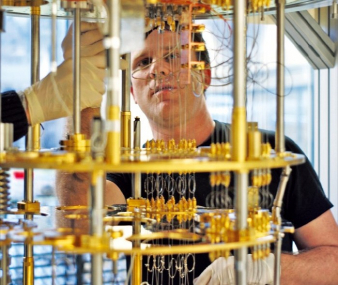 An　IBM　employee　looks　at　a　quantum　computer　under　development　(Courtesy　of　IBM)