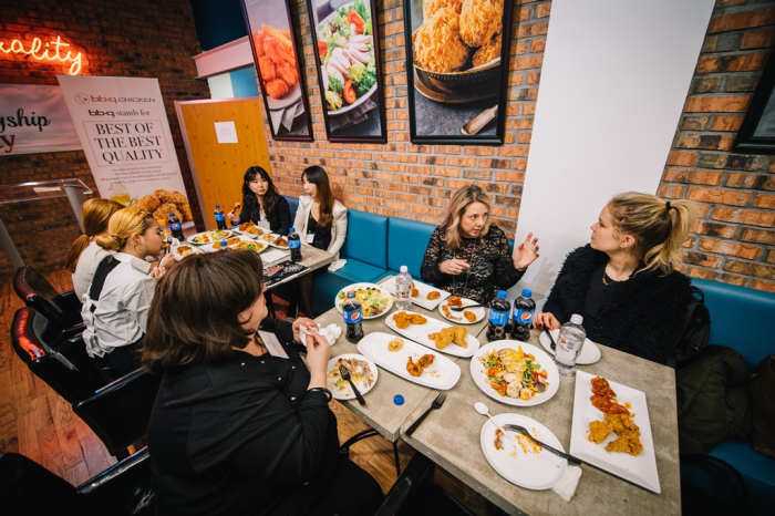 Customers　eat　Korean　fried　chicken　at　a　BB.Q　restaurant　in　Manhattan,　New　York　(Courtesy　of　Genesis　BBQ)