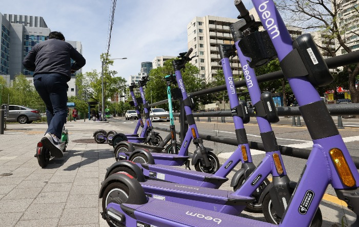 The　number　of　users　of　shared　e-scooters　has　tumbled　by　half　since　May　2021