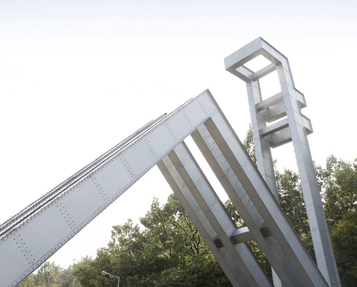 The　entrance　gate　to　Seoul　National　University　(Courtesy　of　Seoul　National　University)