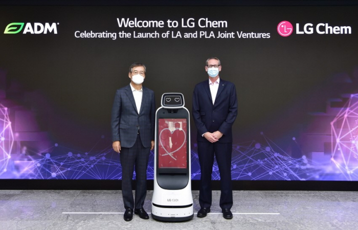 LG Chem CEO Shin Hak-cheol (left) and ADM CEO Juan R. Luciano agree to build two bioplastics plants in the US