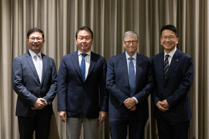 (From　left)　CEO　of　SK　bioscience　Ahn　Jae-yong,　Chairman　and　CEO　of　SK　Group　Chey　Tae-won,　co-chair　of　the　Bill　&　Melinda　Gates　Foundation　Bill　Gates,　and　Vice　Chairman　of　SK　Discovery　Chey　Chang-won　met　on　Aug.　16　(Courtesy　of　SK　bioscience)