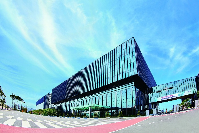 The　Samsung　Biologics　headquarters　in　Songdo　International　Business　District,　South　Korea