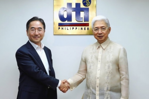 Samsung　Electro-Mechanics　CEO　Chang　Duck-hyun　(left)　meets　with　Secretary　of　Trade　and　Industry　of　the　Philippines　Alfredo　Pascual　on　Aug.　15　(Courtesy　of　Samsung)