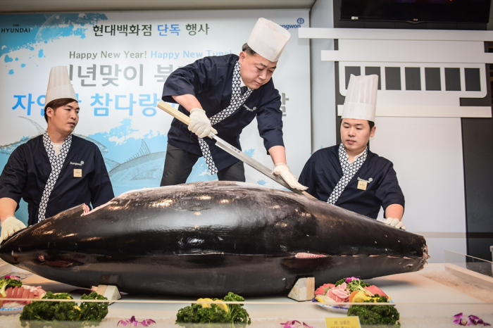 A　tuna　cutting　presentation　at　a　department　store　in　Seoul　(Courtesy　of　Dongwon)
