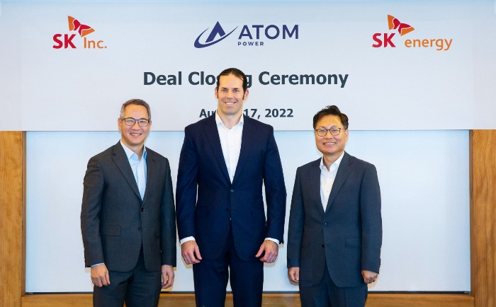 SK Inc.'s Green Investment Center Head Kim Moo-hwan (left), CEO of Atom Power Ryan Kennedy, and SK Energy’s Solution & Platform Business Division Head Kang Dong-soo (right) on Aug. 17 (Courtesy of SK Inc.)