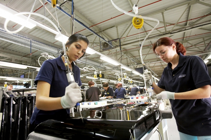 Samsung　Electronics’　TV　production　line　in　Slovakia　(Courtesy　of　Samsung)