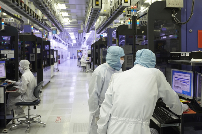 SK　Hynix’s　chip　production　line　in　South　Korea　(Courtesy　of　SK　Hynix)